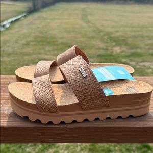 Reef Cushion Vista Hi Tan Wicker Size 8